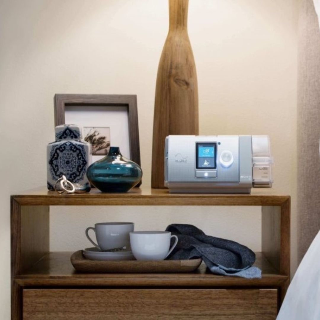 An auto-adjusting bilevel PAP machine, ResMed AirCurve™ 10 VAuto changes inhalation and exhalation airflow pressure levels based on patient needs and features a built-in humidifier.