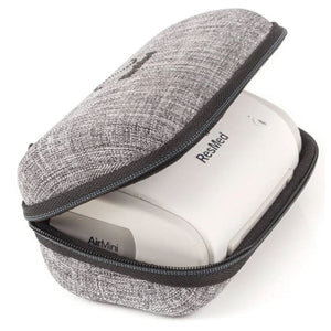 The ResMed AirMini hard case protects your ResMed AirMini obstructive sleep apnea therapy device from damage and enables you to take it with you in a backpack, bag or suitcase without worries. The size of the hard case is matched to the ResMed AirMini. This way, storage space is not wasted unnecessarily in the suitcase.